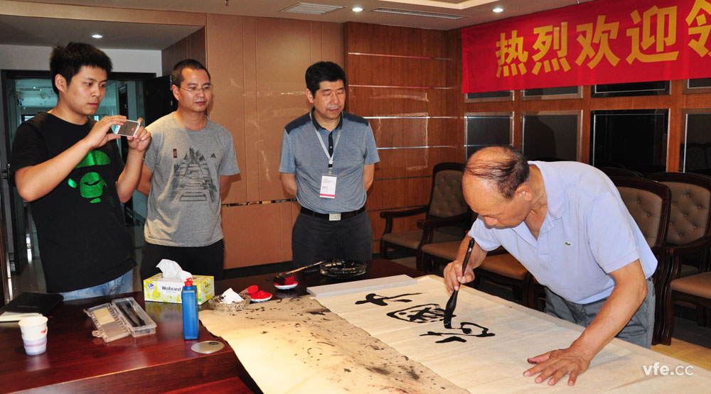 國防科大原電子科學(xué)與工程學(xué)院政委 為“中國芯，銀河夢”題詞